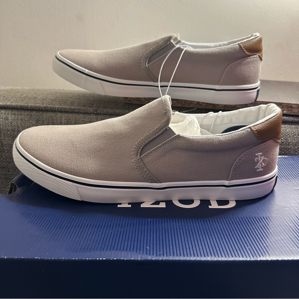 Izod men’s loafers new in box size 9M